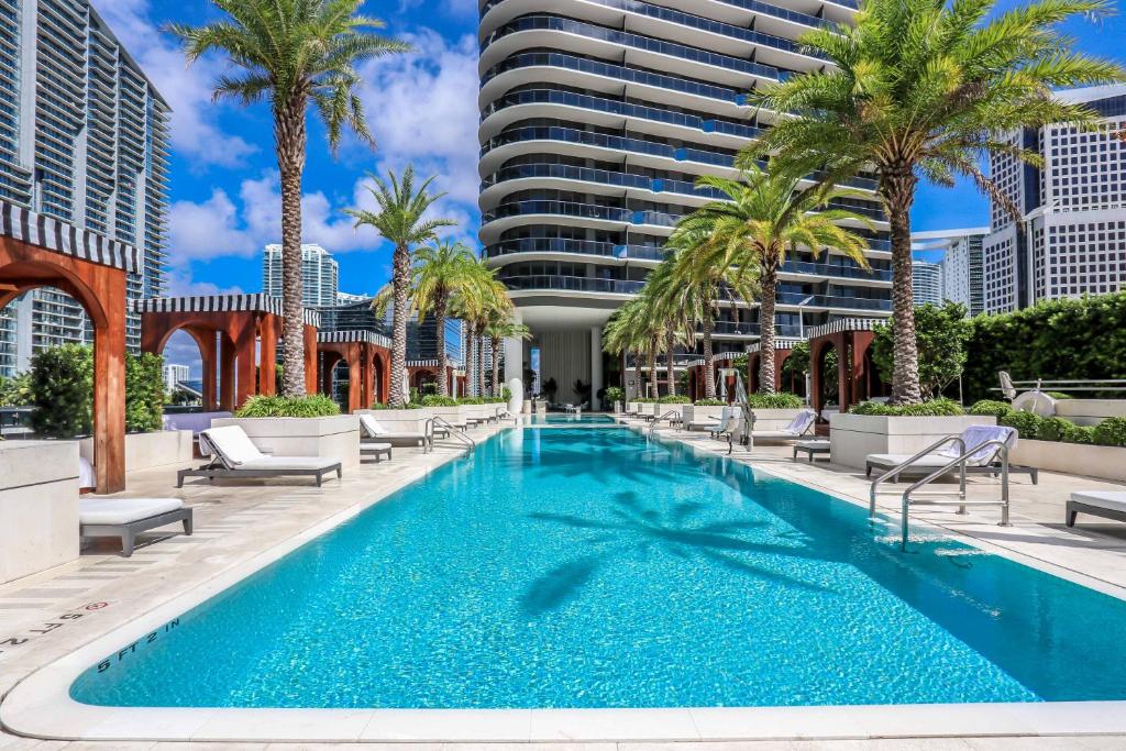 Swimmingpoolen hos eller tæt på Aluna Lux Suites at SLS Lux Brickell Building