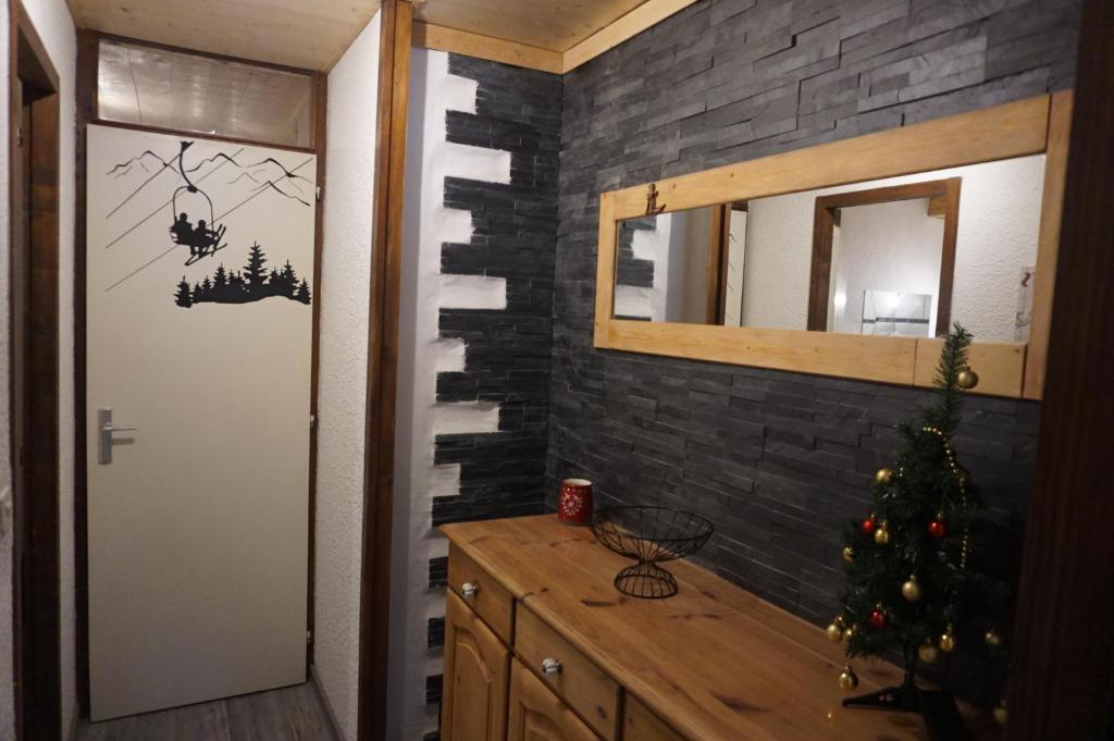 uma casa de banho com uma árvore de Natal numa parede de tijolos em le bel aval em Les Contamines-Montjoie
