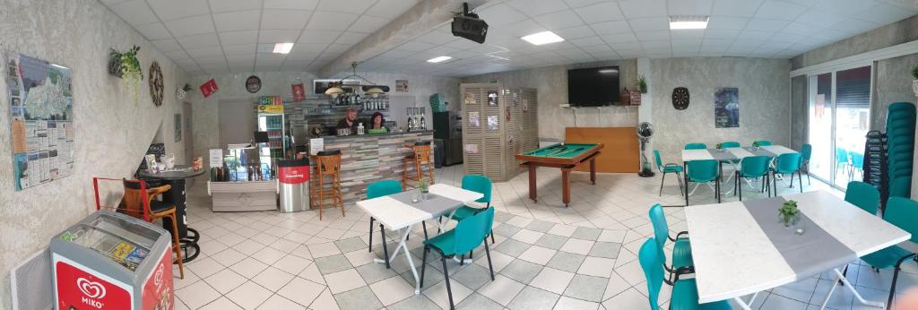 TV a/nebo společenská místnost v ubytování Camping les Lavandes, Castellane