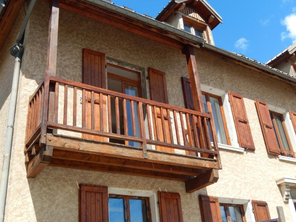 a wooden balcony on the side of a building at Appartement de 2 chambres avec balcon et wifi a La Grave in La Grave