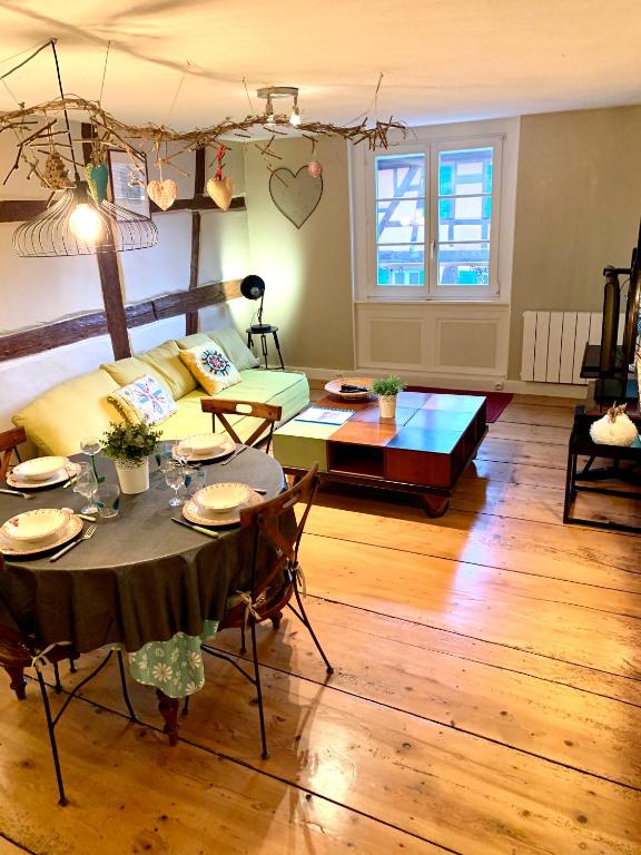 un salon avec une table et un canapé dans l'établissement Gite 