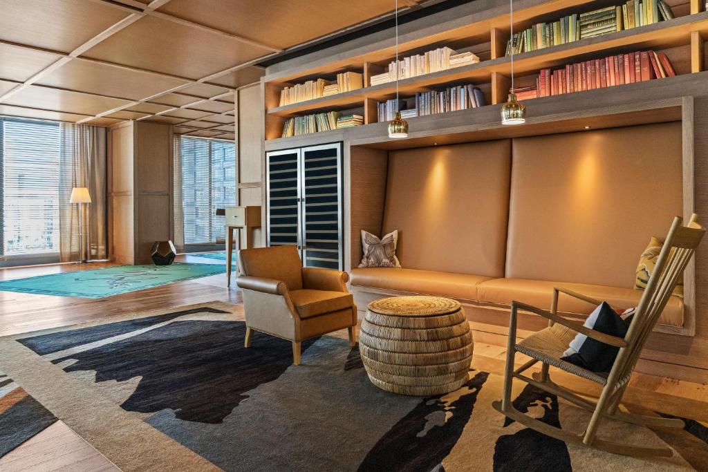 Bazén v ubytování Lotte Hotel Seattle nebo v jeho okolí