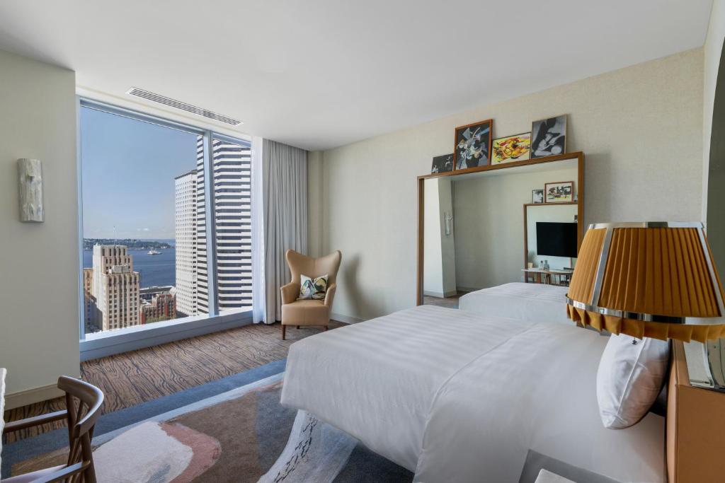 Postel nebo postele na pokoji v ubytování Lotte Hotel Seattle