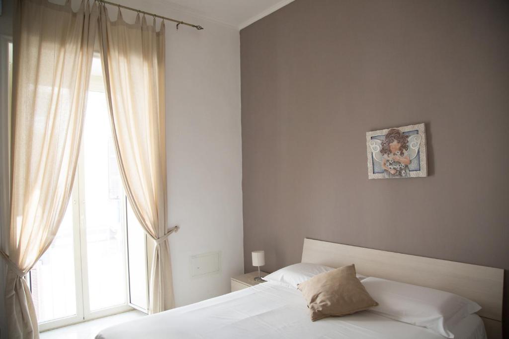 Postel nebo postele na pokoji v ubytování Chiaia Suites
