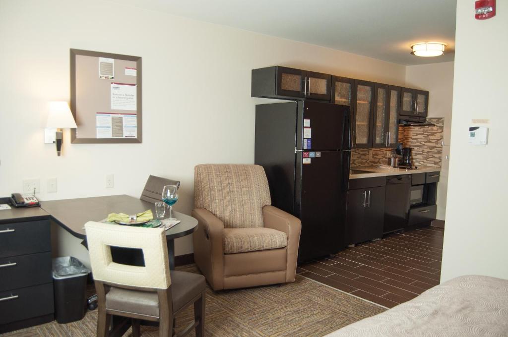 Candlewood Suites Fort Collins by IHG - King Room With Roll-In Shower - Disability Access