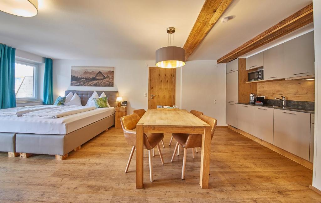 Postel nebo postele na pokoji v ubytování Apartments Lakeside 29 Zell am See