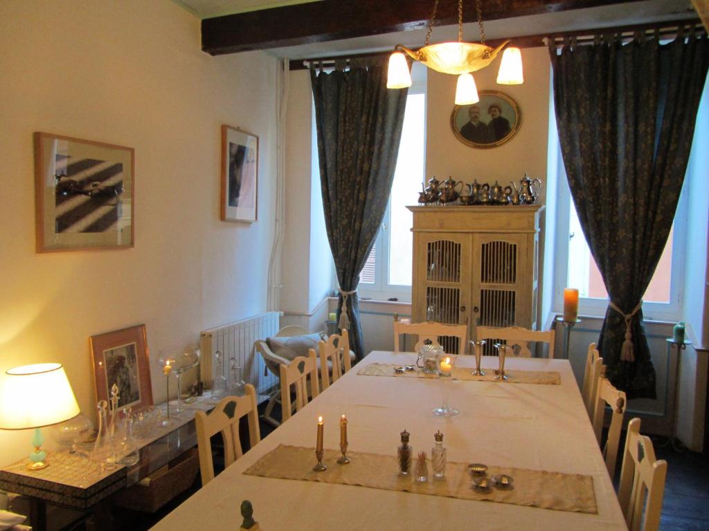 un comedor con una mesa larga y sillas en La Maison de Natasha, en Castillon-en-Couserans