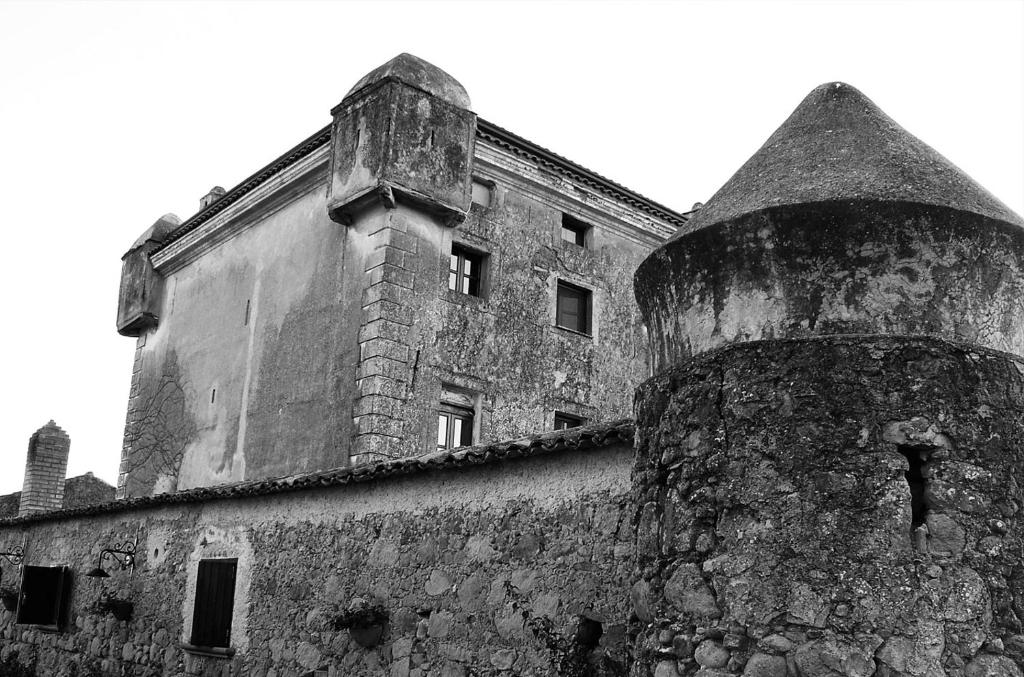 チェントラにあるIl Castello di San Sergioの古い建物の白黒写真