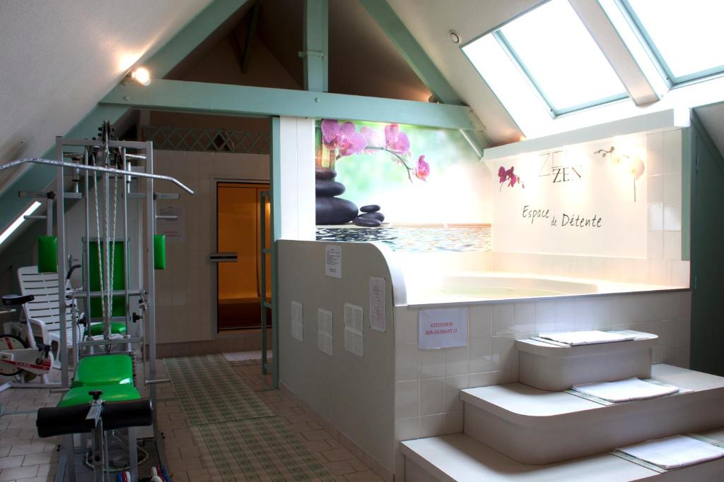 Fitness centrum a/nebo fitness zařízení v ubytování Logis Hotel Le Nuage