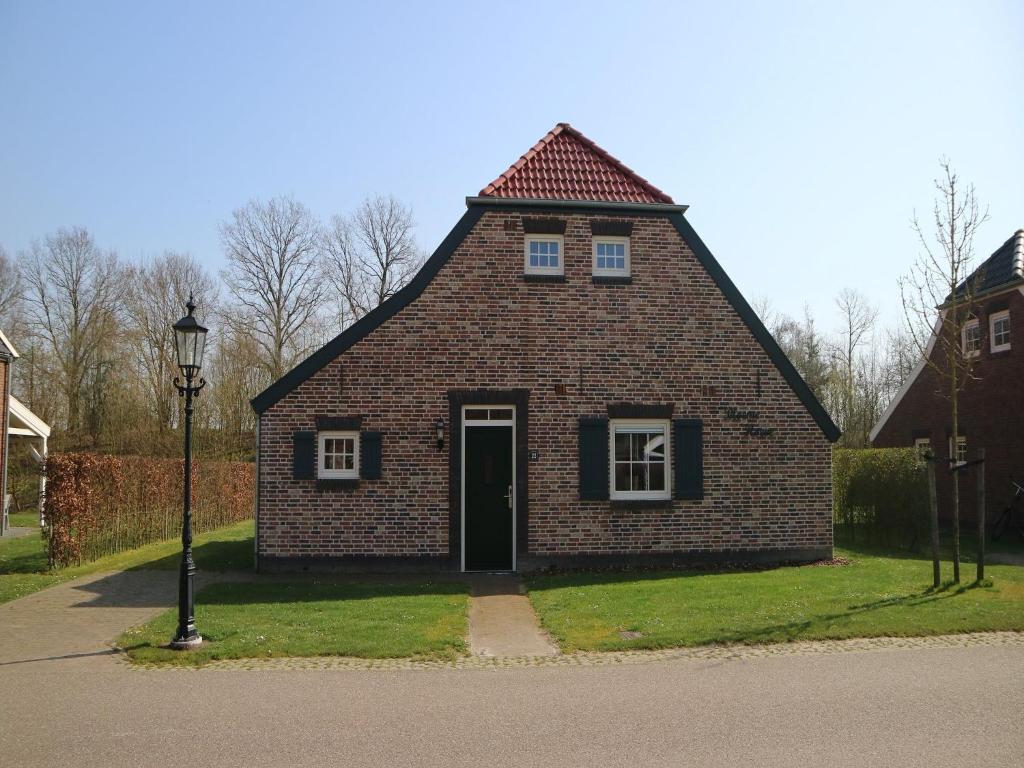 RoggelにあるSpledid villa with sauna and whirlpool in Limburgの通り側の小さなレンガ造りの家