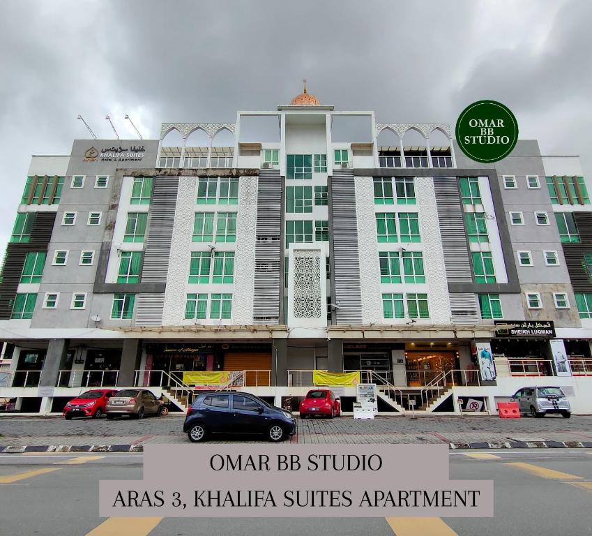 ein großes Gebäude mit davor geparkt in der Unterkunft OMAR BB STUDIO in Kota Bharu