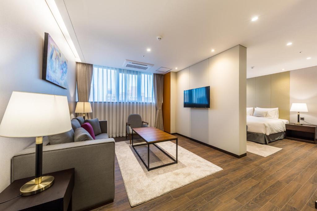 Howard Johnson by Wyndham Incheon Airport - Королев