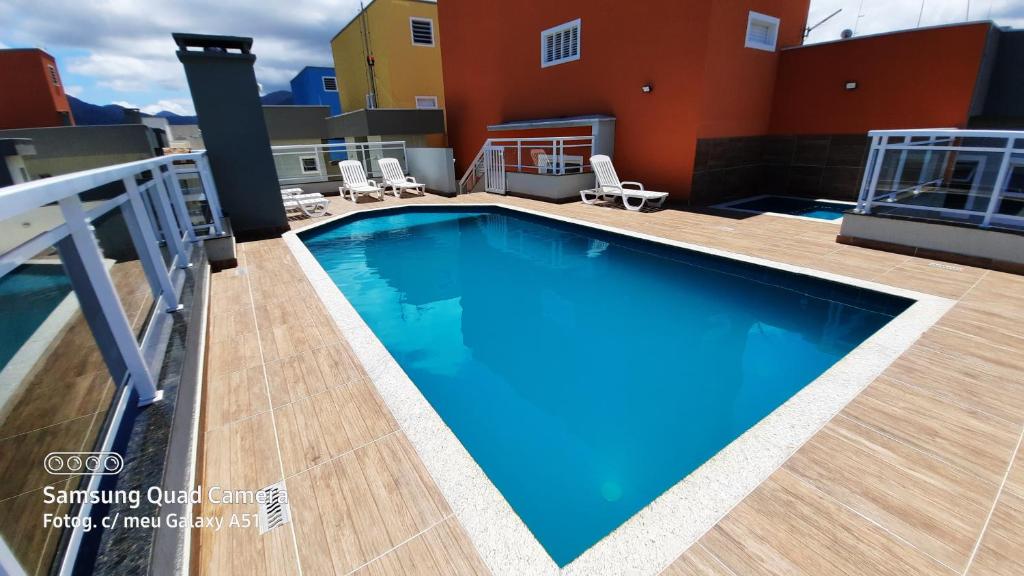 a swimming pool on the roof of a building at Vila Monrealle in Ubatuba