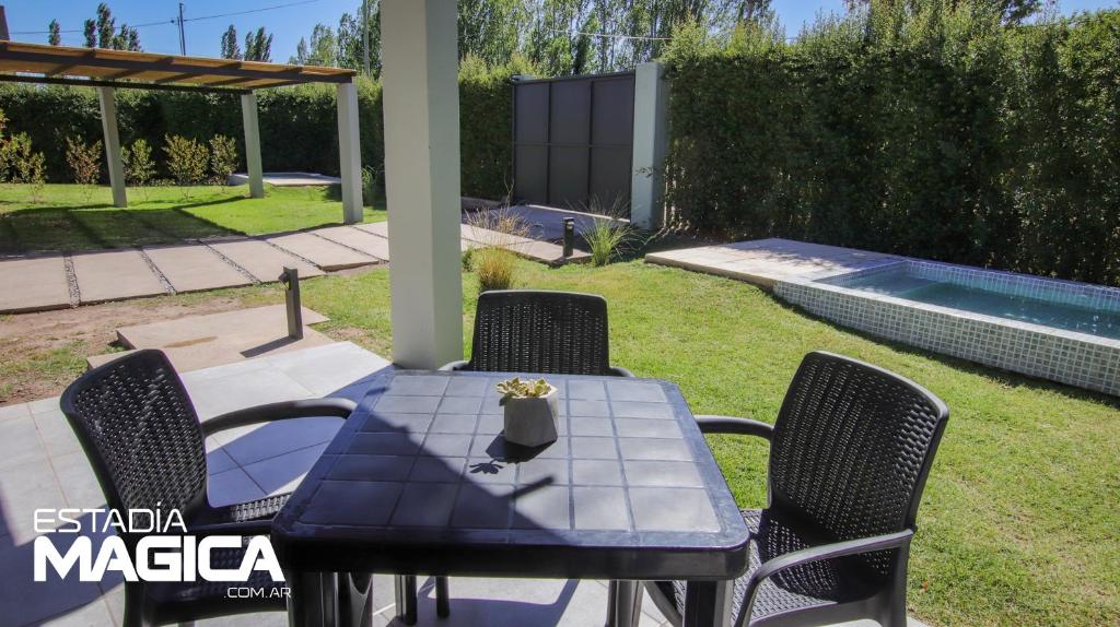 una mesa azul y sillas en un patio en Quinta Mercedes, en San Rafael