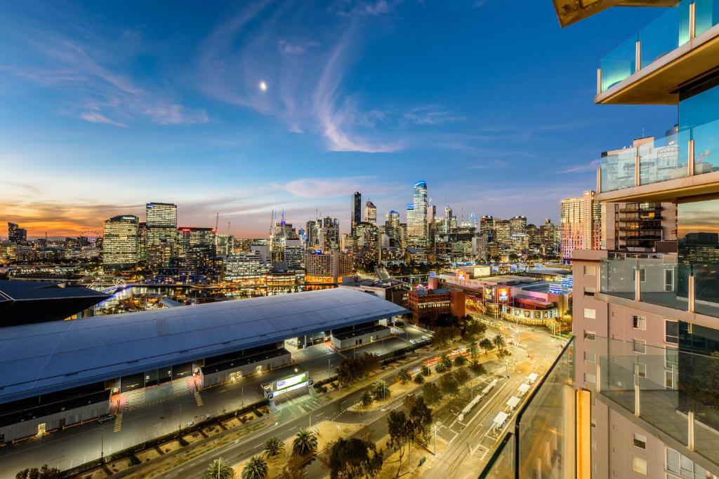 Cette chambre offre une vue sur les toits de la ville. dans l'établissement Exclusive Stays - The Centurion, à Melbourne