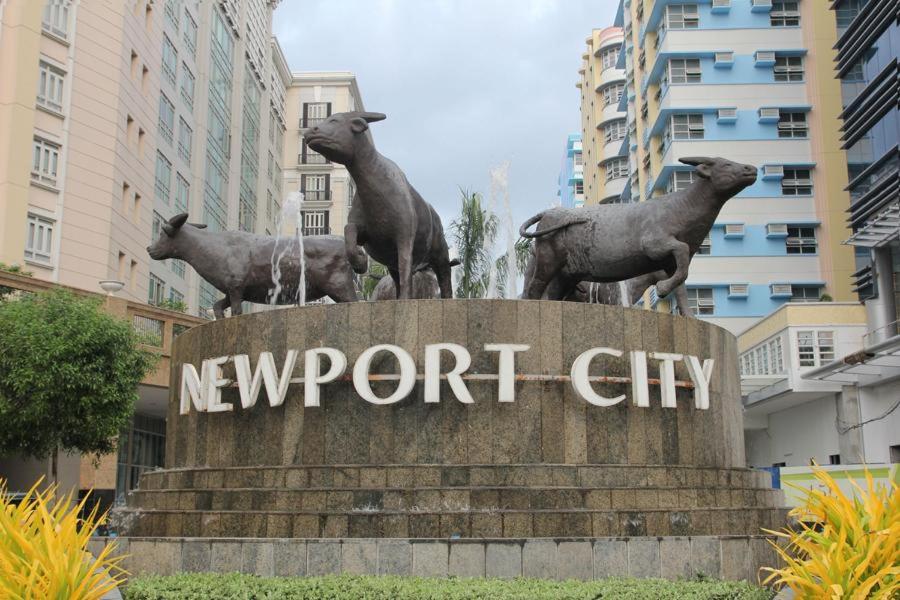 una estatua de ovejas en la cima de una nueva ciudad portuaria en Favila Condotel Unit-150 Newport Boulevard near Airport Terminal 3 and all other Airport, en Manila