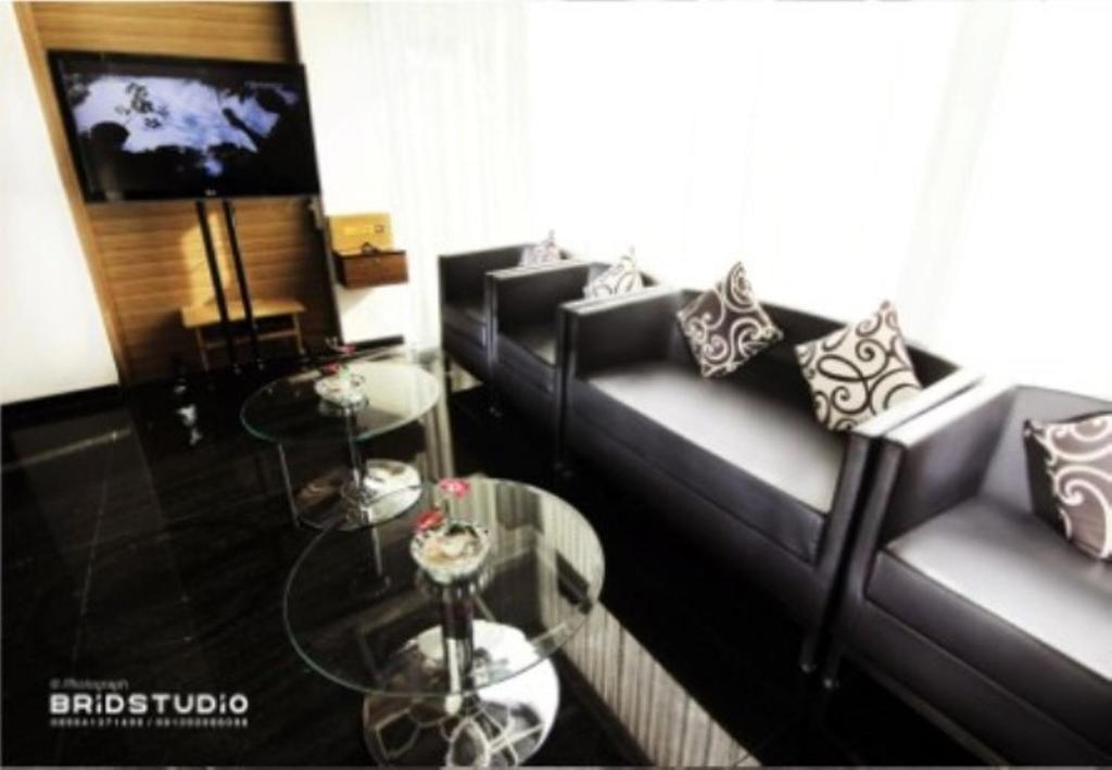 a living room with two couches and a tv at Pondok Keluarga Osamaliki in Salatiga