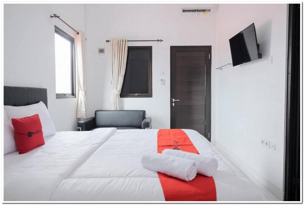 Postel nebo postele na pokoji v ubytování RedDoorz near Kota Tua 2