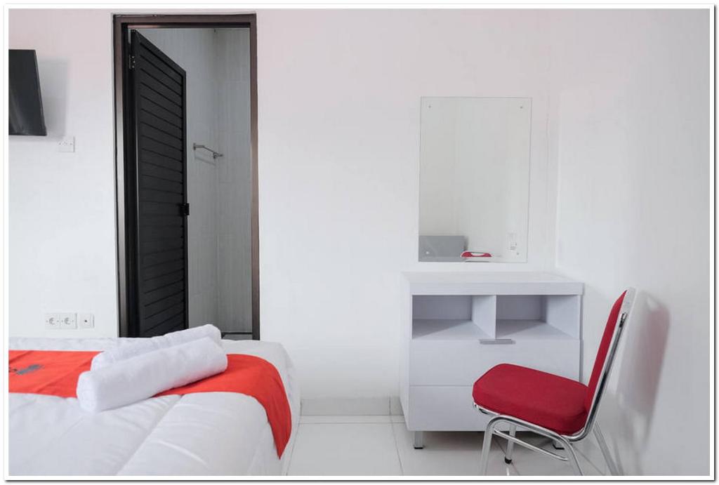 Postel nebo postele na pokoji v ubytování RedDoorz near Kota Tua 2