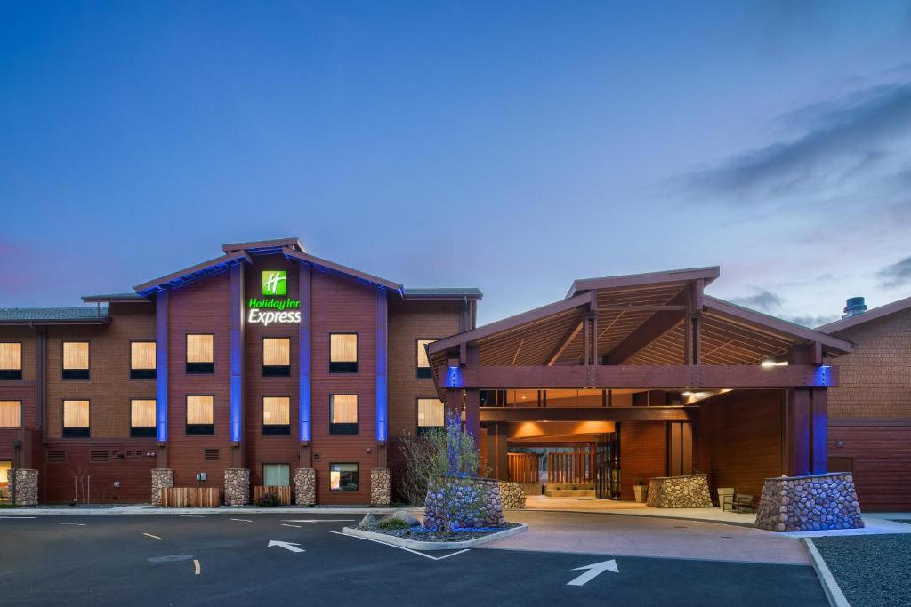 a hotel with a sign on the front of it at Holiday Inn Express Redwood National Park, an IHG Hotel in Klamath