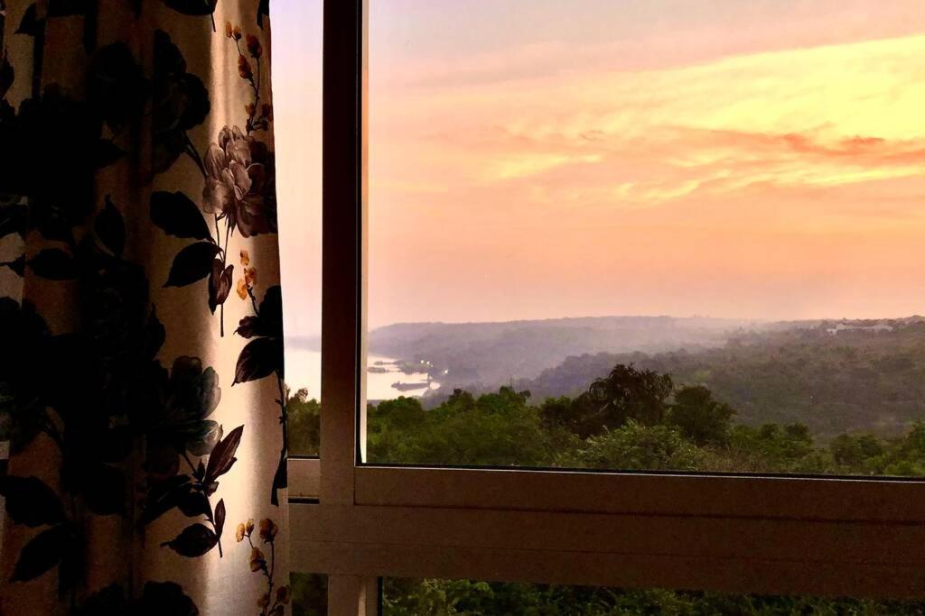 una finestra con vista sulle montagne di Birdsnest Seaview Holiday Home a Dabolim