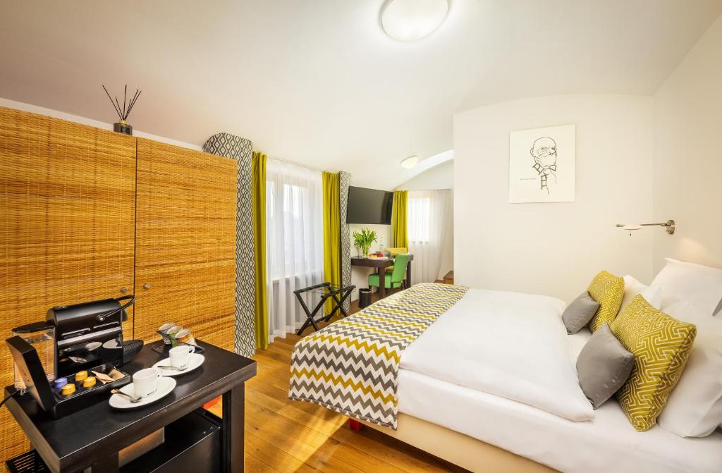 Postel nebo postele na pokoji v ubytování Bellevue Hotel Benešov