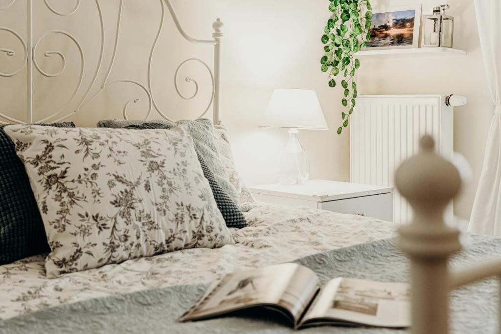 sypialnia z łóżkiem z otwartą książką w obiekcie 14-nastka Nowe Orłowo Gdynia w mieście Gdynia