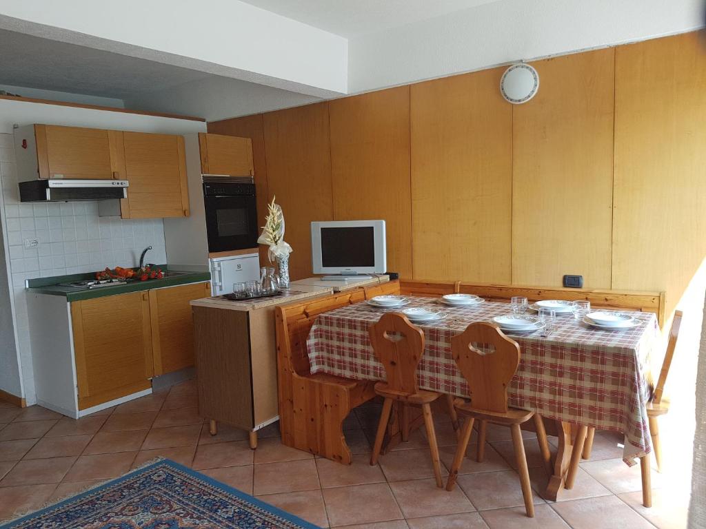 Kuchyň nebo kuchyňský kout v ubytování Res. Marilleva 1400 Apt.Solandra