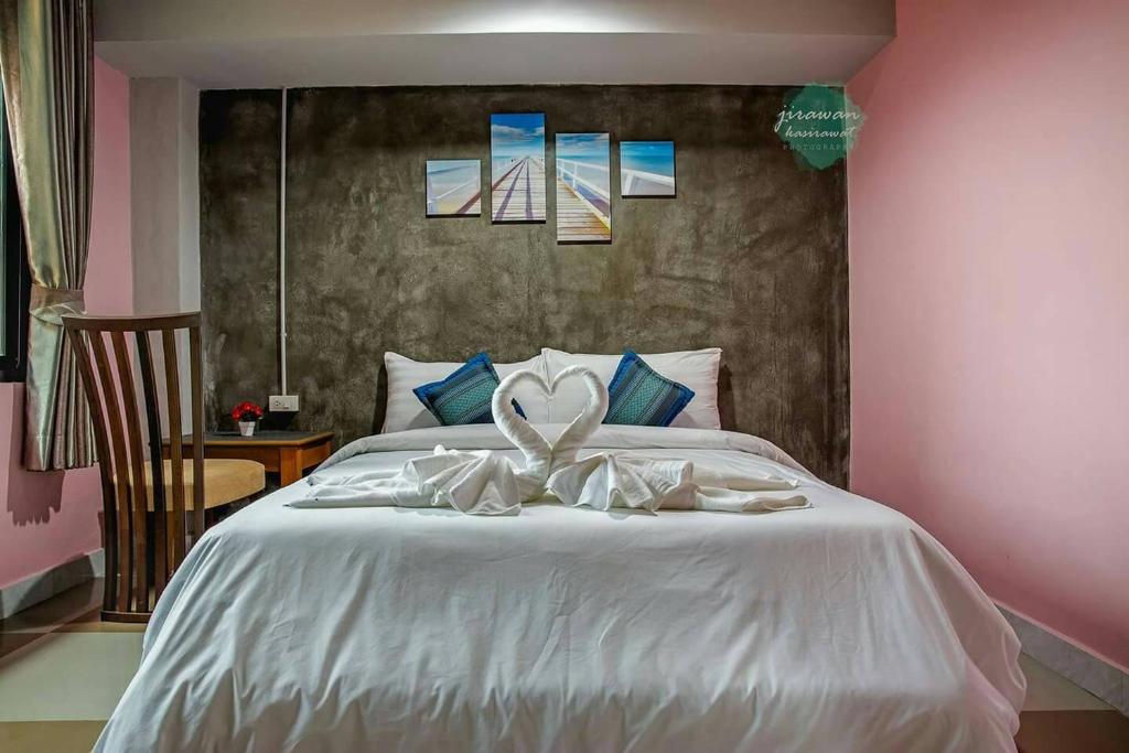 Postel nebo postele na pokoji v ubytování The Guest Hotel Krabi