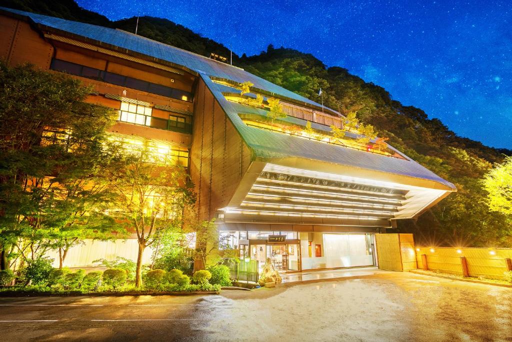 un edificio con una fachada iluminada por la noche en Konjakutei en Aizuwakamatsu