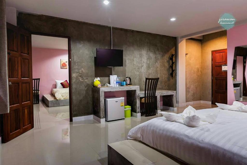 Postel nebo postele na pokoji v ubytování The Guest Hotel Krabi