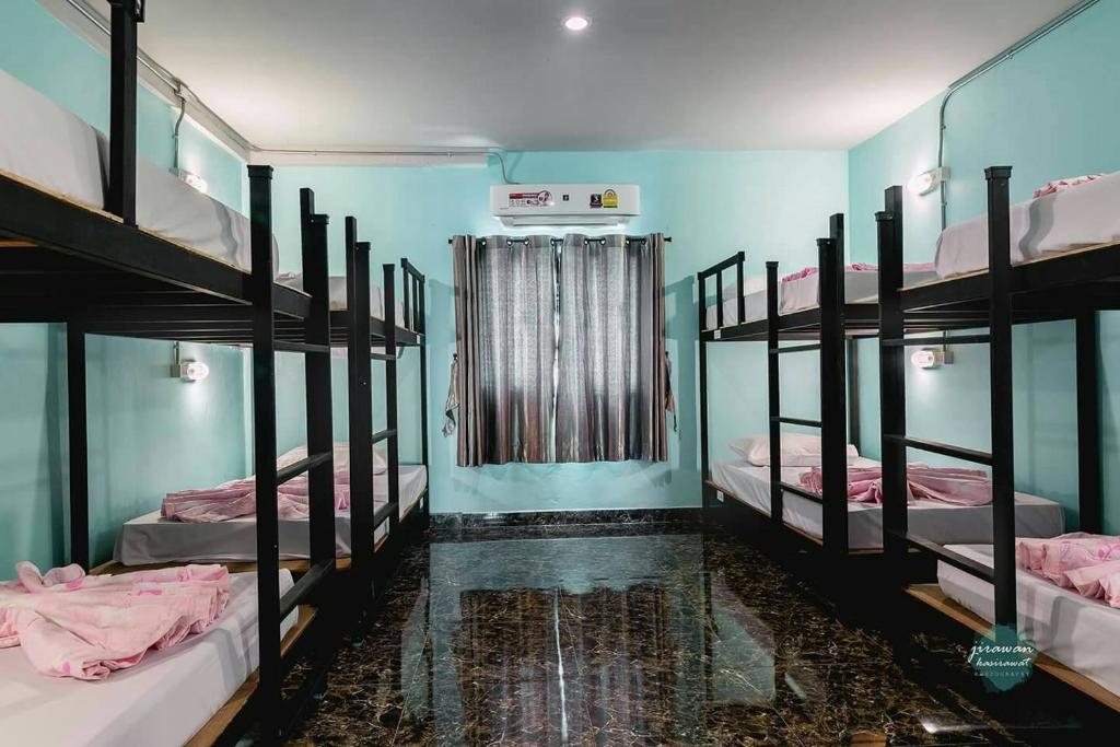 Postel nebo postele na pokoji v ubytování The Guest Hotel Krabi