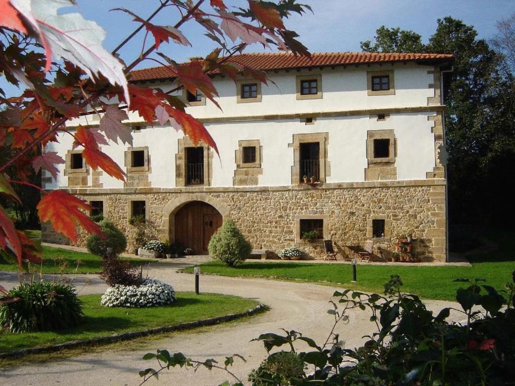 Casona de San Pantaleón de Aras في San Pantaleón de Aras: مبنى حجري كبير مع ممر