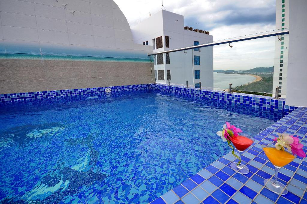 Hồ bơi trong/gần Boss Hotel