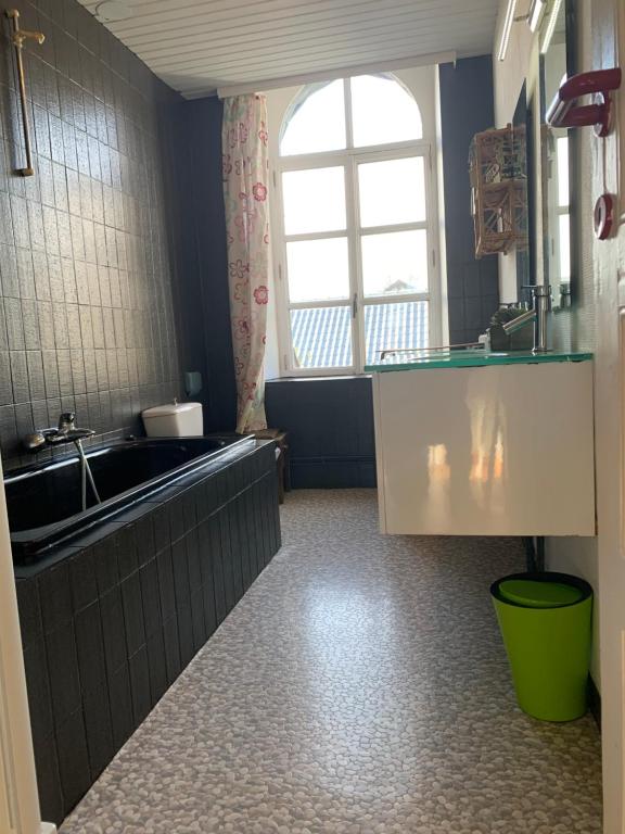 Kuchyň nebo kuchyňský kout v ubytování L'ancienne école d'Erpigny