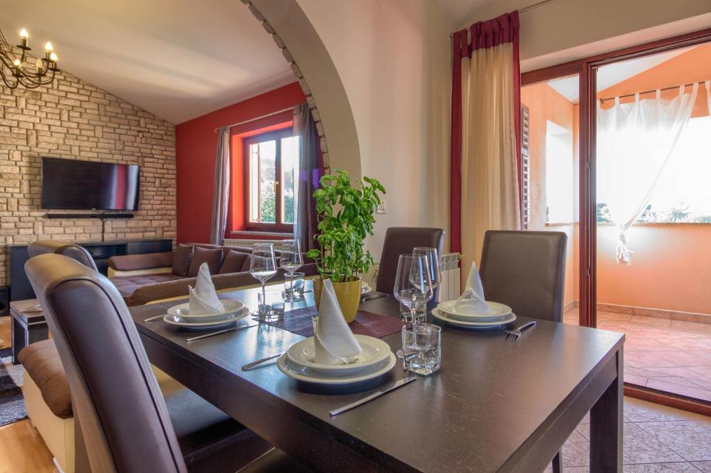Zdjęcie z galerii obiektu Amazing apartment Green Paradise with pool and whirpool near the beach w mieście Vinkuran
