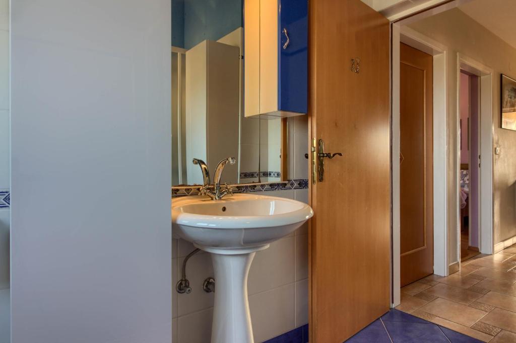 Zdjęcie z galerii obiektu Amazing apartment Green Paradise with pool and whirpool near the beach w mieście Vinkuran