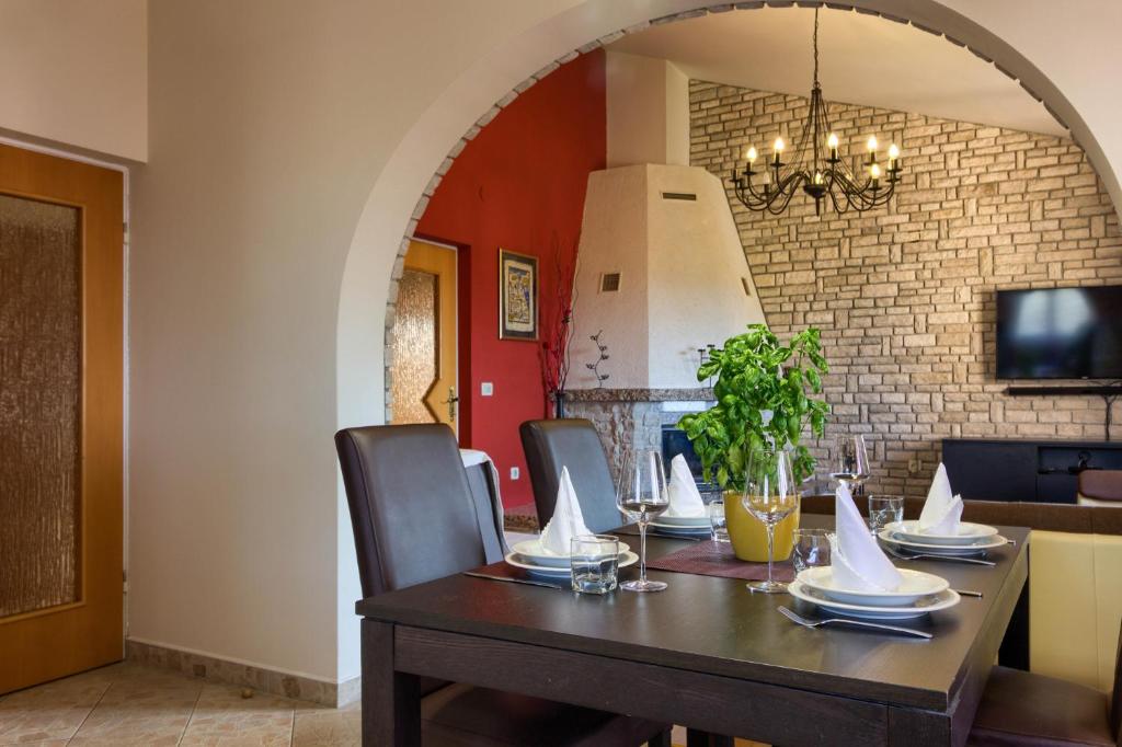 Zdjęcie z galerii obiektu Amazing apartment Green Paradise with pool and whirpool near the beach w mieście Vinkuran