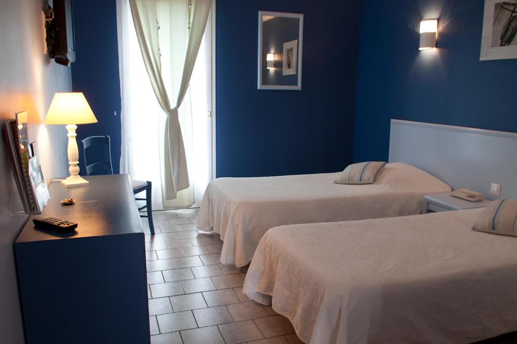 Postel nebo postele na pokoji v ubytování Logis Hotel Le Nuage
