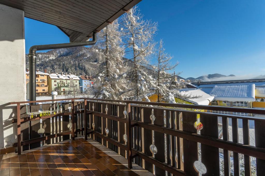 d'un balcon avec vue sur un arbre de Noël. dans l'établissement Rododendro - Ciclovia Alpe Adria APT with Terrace, à Tarvisio