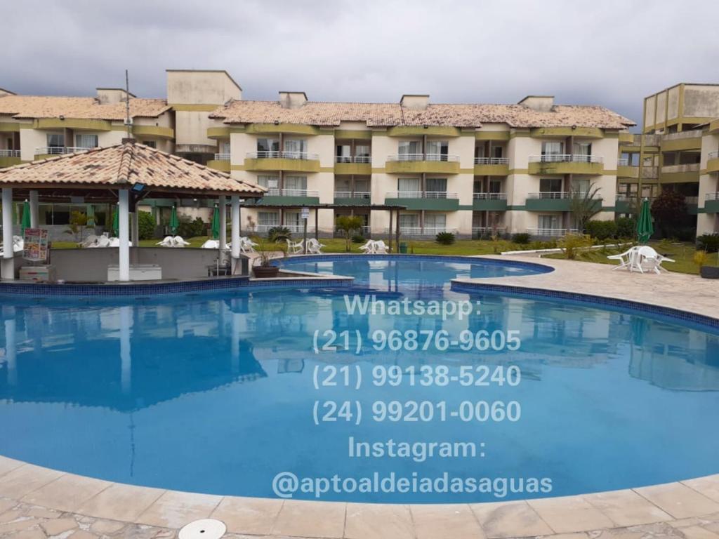 伊比亞巴斯的住宿－Village Aldeia das Águas，酒店前方的大型游泳池