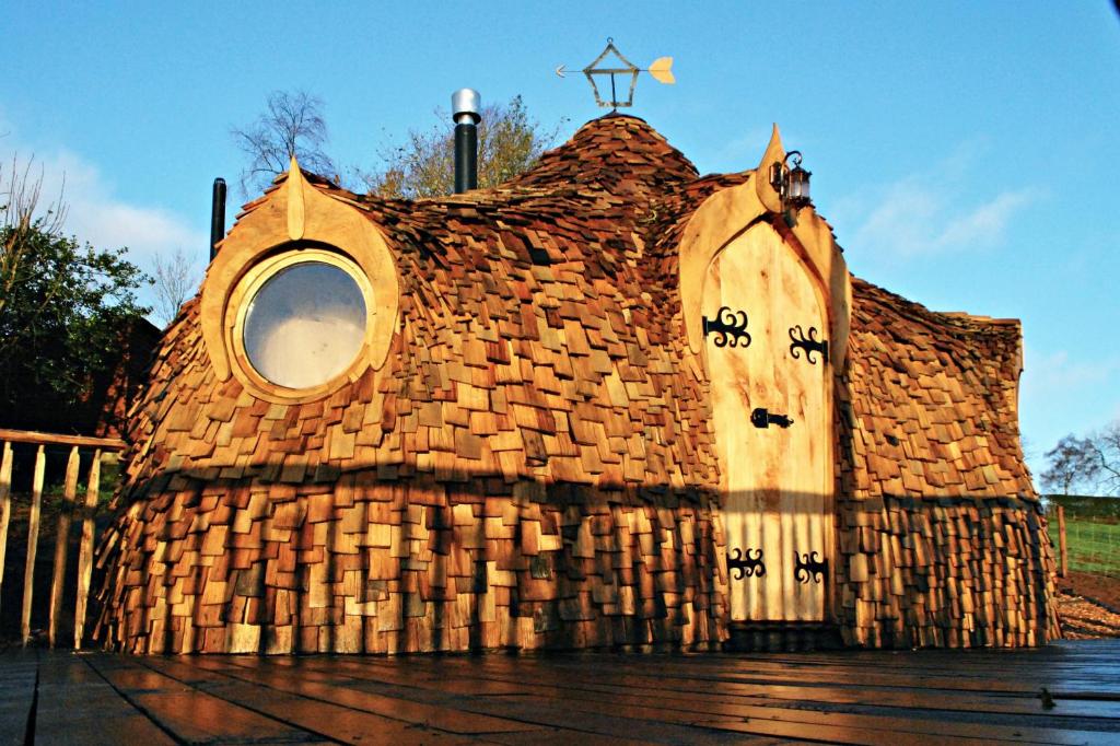 HOBLEY House Holiday في كرافن آرمز: مبنى مصنوع من سقف مع نافذة