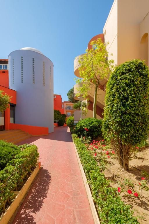 A garden outside Aparthotel las Dunas