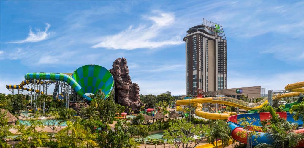 un complexe avec un parc aquatique doté d'une piste de roller dans l'établissement Holiday Inn Resort Vana Nava Hua Hin, an IHG Hotel, à Hua Hin