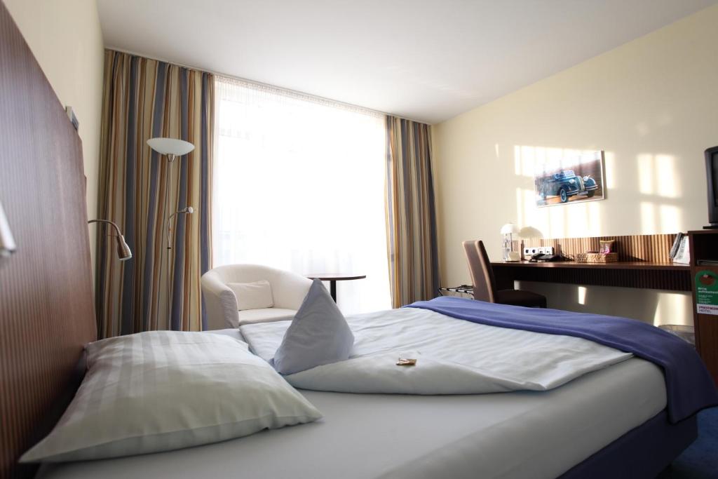 Postel nebo postele na pokoji v ubytování Hotel Garni Max Zwo