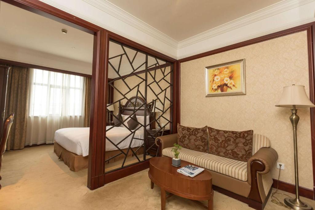 Postel nebo postele na pokoji v ubytování Wyndham Shanghai Hongqiao-Near NECC