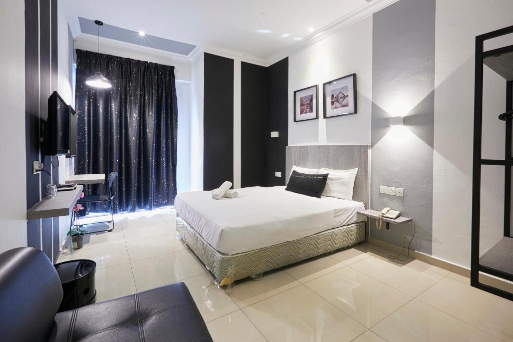 ein Schlafzimmer mit einem Bett und einem TV in einem Zimmer in der Unterkunft D'New 1 Hotel in Subang Jaya