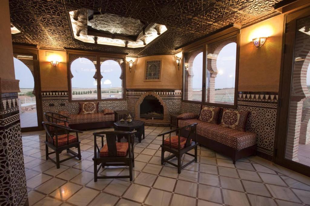sala de estar con sofá y chimenea en Alborada Riad, en Puebla de Almenara