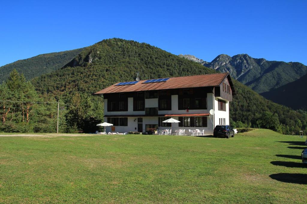 duży dom z górą w tle w obiekcie Villaggio Santa Lucia w mieście Ledro