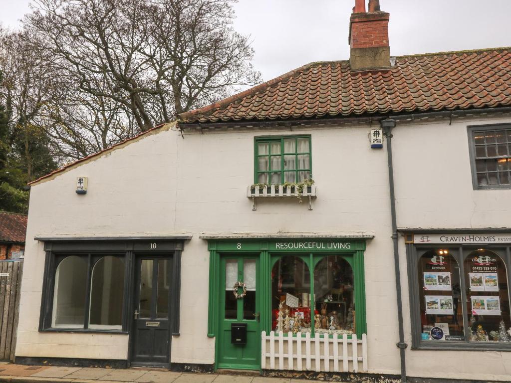 um edifício branco com uma porta verde em The Hideaway em York